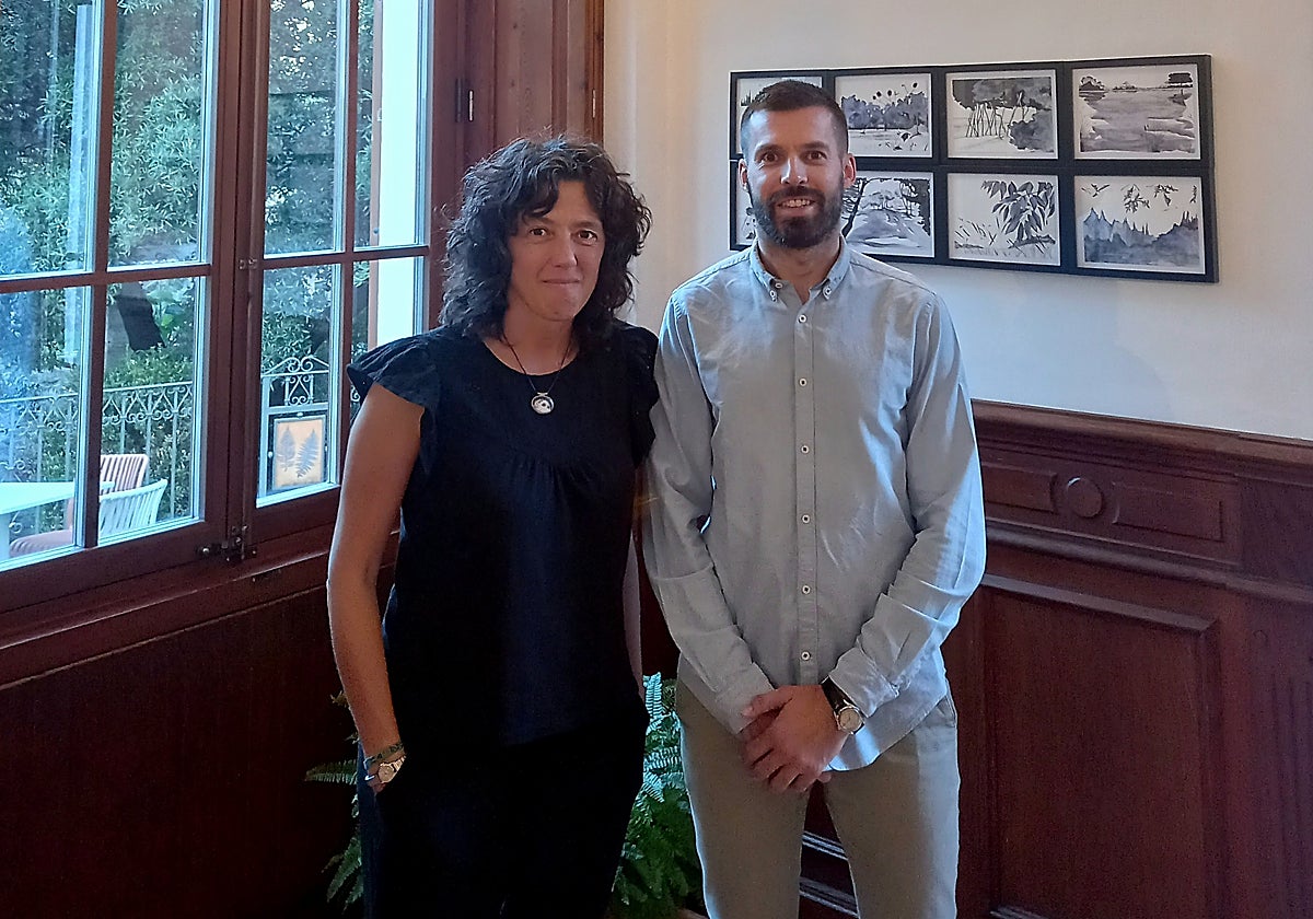 La artista, junto al director del Jardín Botánico.