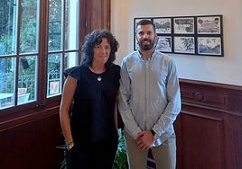 La artista, junto al director del Jardín Botánico.