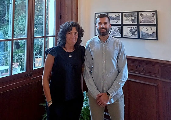 La artista, junto al director del Jardín Botánico.
