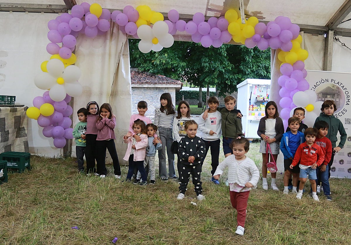 Los más pequeños, disfrutando de las fiestas de Castiello en una carpa decorada con flores.