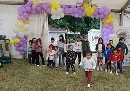 Los más pequeños, disfrutando de las fiestas de Castiello en una carpa decorada con flores.