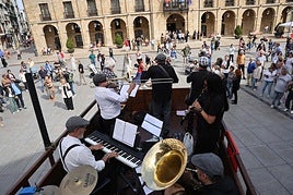 La Patrulla Dixie, animando la Plaza de España.
