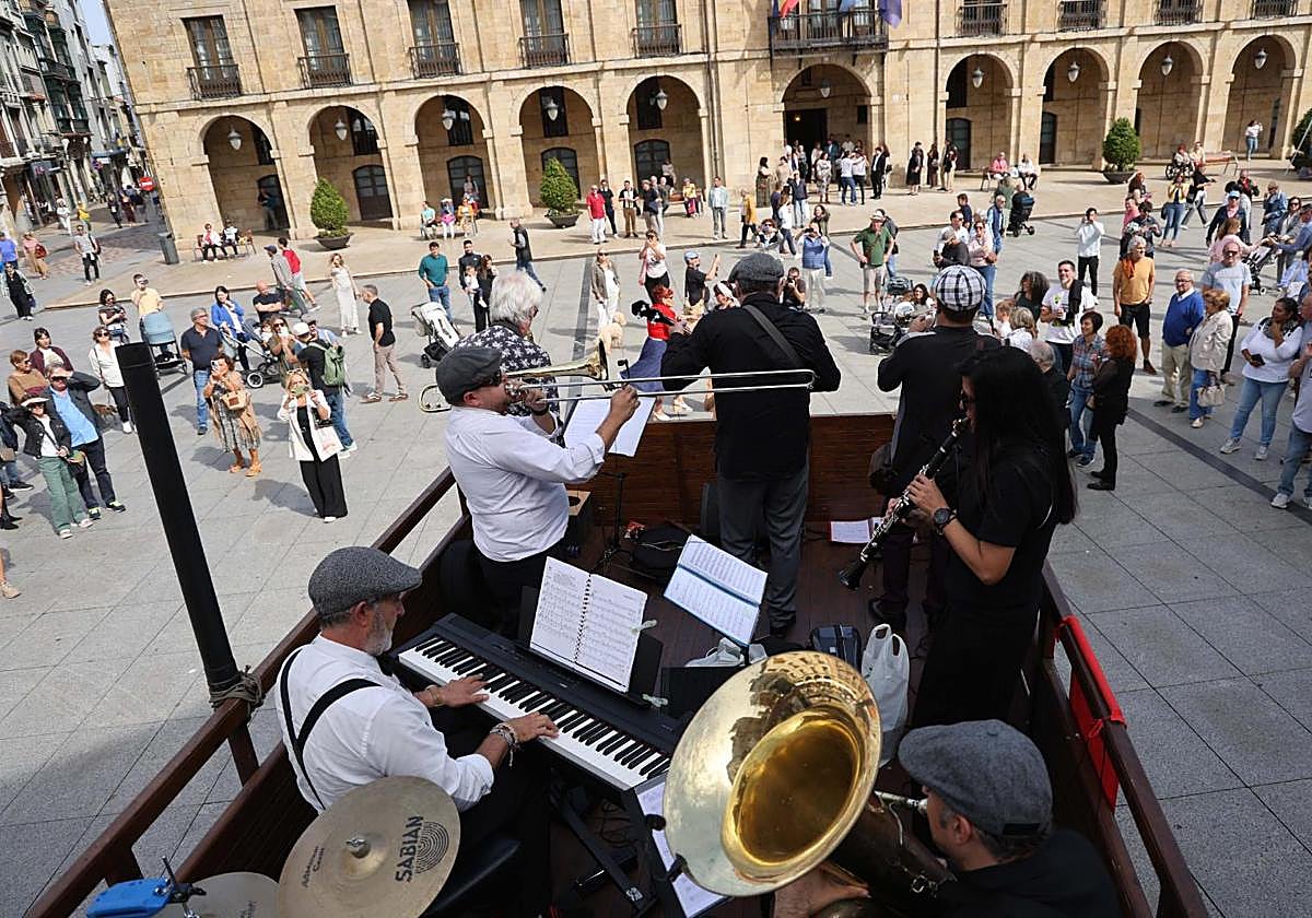 La Patrulla Dixie, animando la Plaza de España.