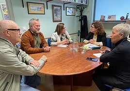 Jacobo López y Carmen Eva Pérez, con la asociación de La Arena.