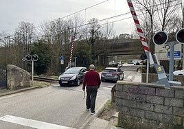 Paso a nivel de El Bayu, que será eliminado y donde se construirá un bulevar.