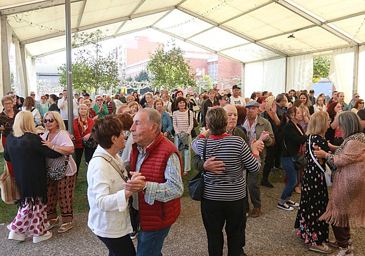 Los vecinos de Pumarín, bailando durante la sesión vermú.