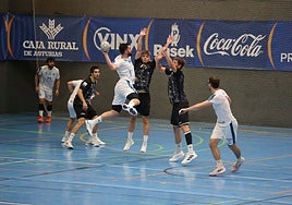 El jugador del Horizonte Atlética Ardisana lanza a portería en el partido ante el Royal Premium.