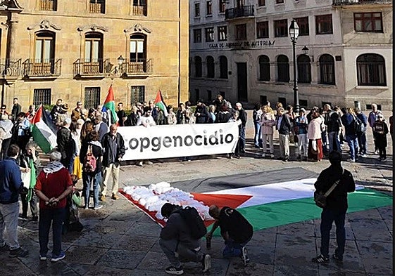 La bandera palestina se desplegó en la plaza de la Catedral durante la protesta celebrada este sábado en Oviedo.