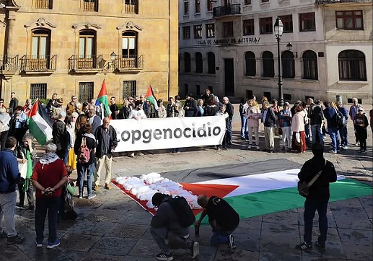 La bandera palestina se desplegó en la plaza de la Catedral durante la protesta celebrada este sábado en Oviedo.