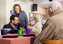 Queipo y Llaneza conversan con dos ancianos de la Residencia del Club Tinetense de Buenos Aires.