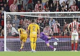 El visitante Morci, desde el punto de penalti, engaña al meta Yáñez y certifica una dolorosa derrota del Sporting.