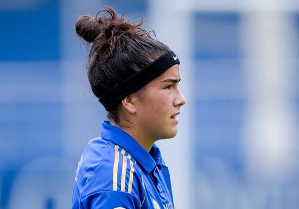 La futbolista oviedista Nerea Lombardero saca desde el lateral.