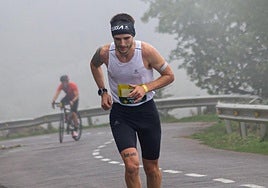 Álvaro González sufre en unas de las duras rampas .
