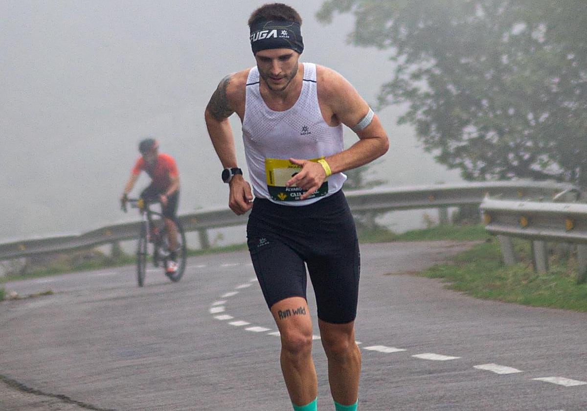 Álvaro González sufre en unas de las duras rampas .