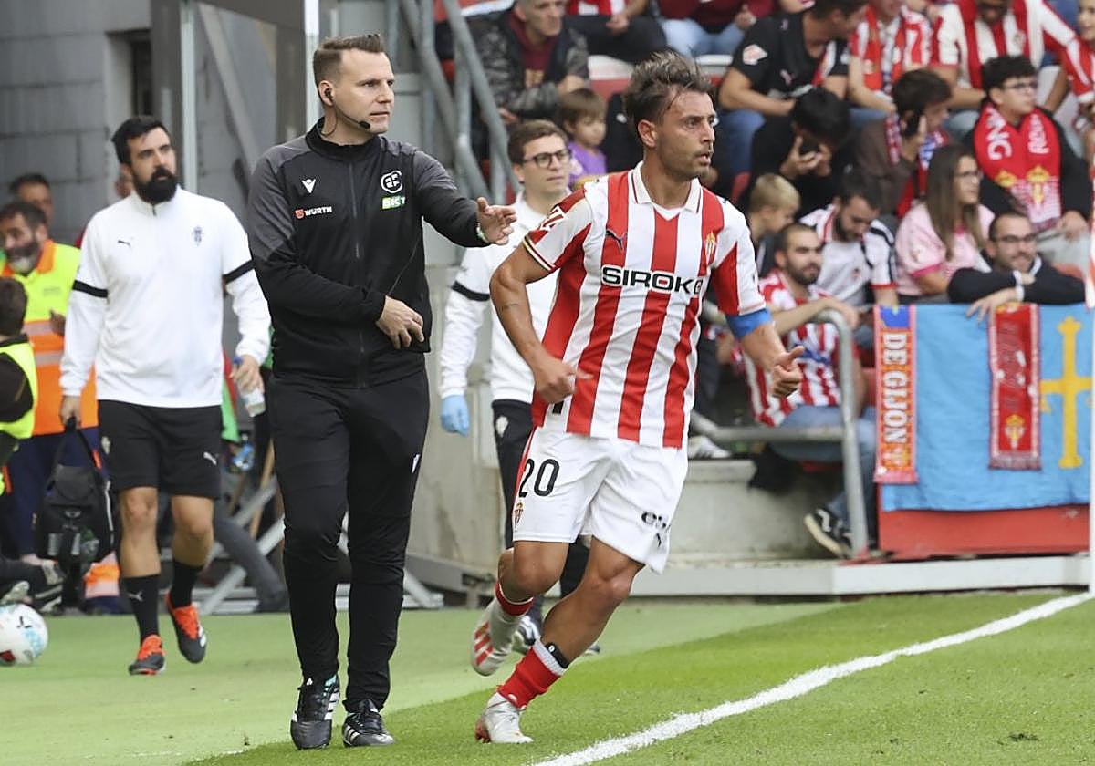 Kevin Vázquez, en una acción del partido de El Molinón.