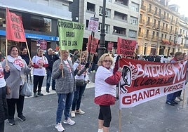 Protesta de los vecinos de Granda, el pasado jueves, durante el Pleno de Siero.