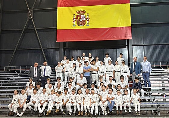 Foto de familia de los niños y jóvenes participantes en el campeonato de manejadores.