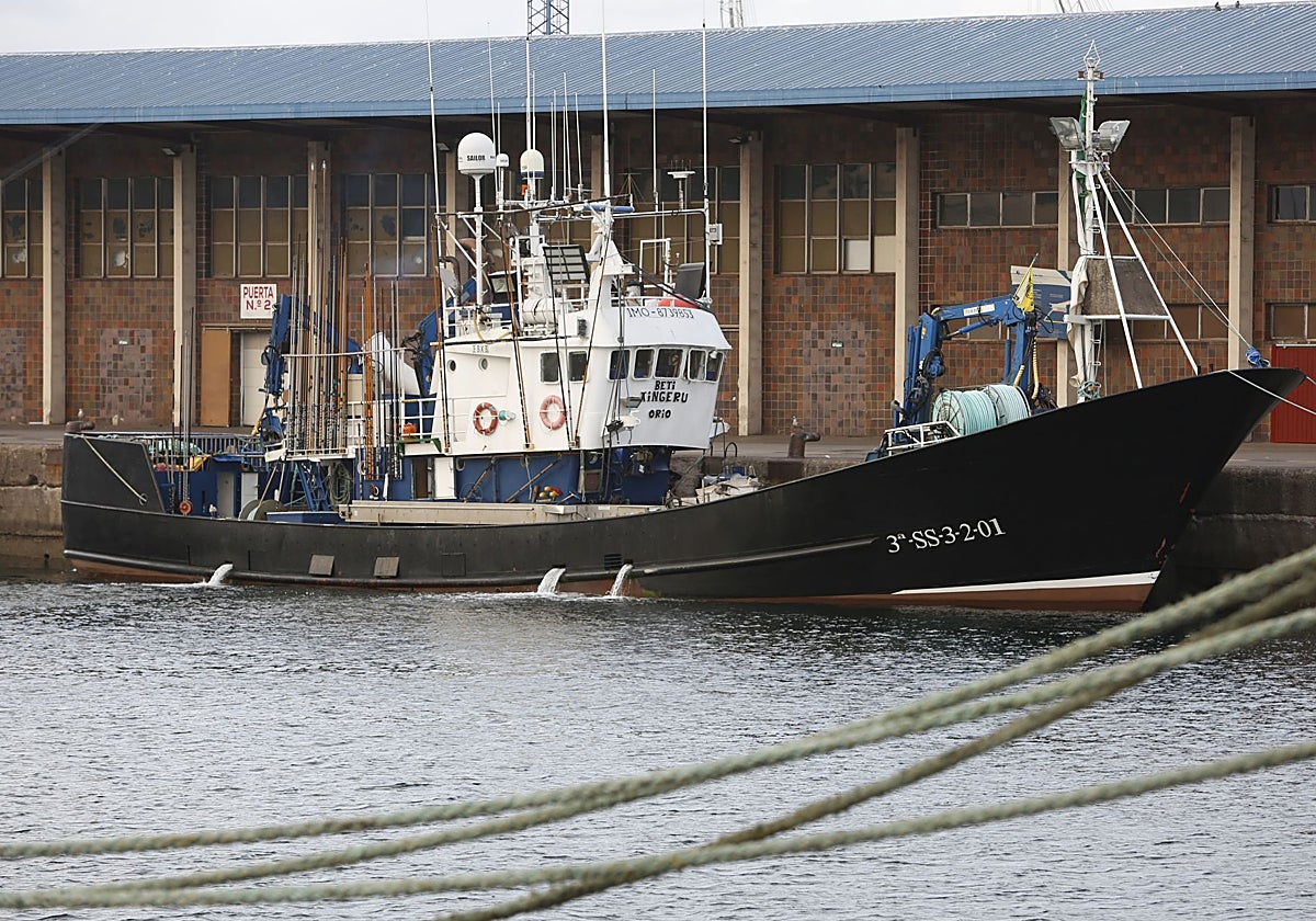 El bonitero 'Beti Aingeru', con base en Pasajes, amarrado ayer en el muelle Rendiellu.