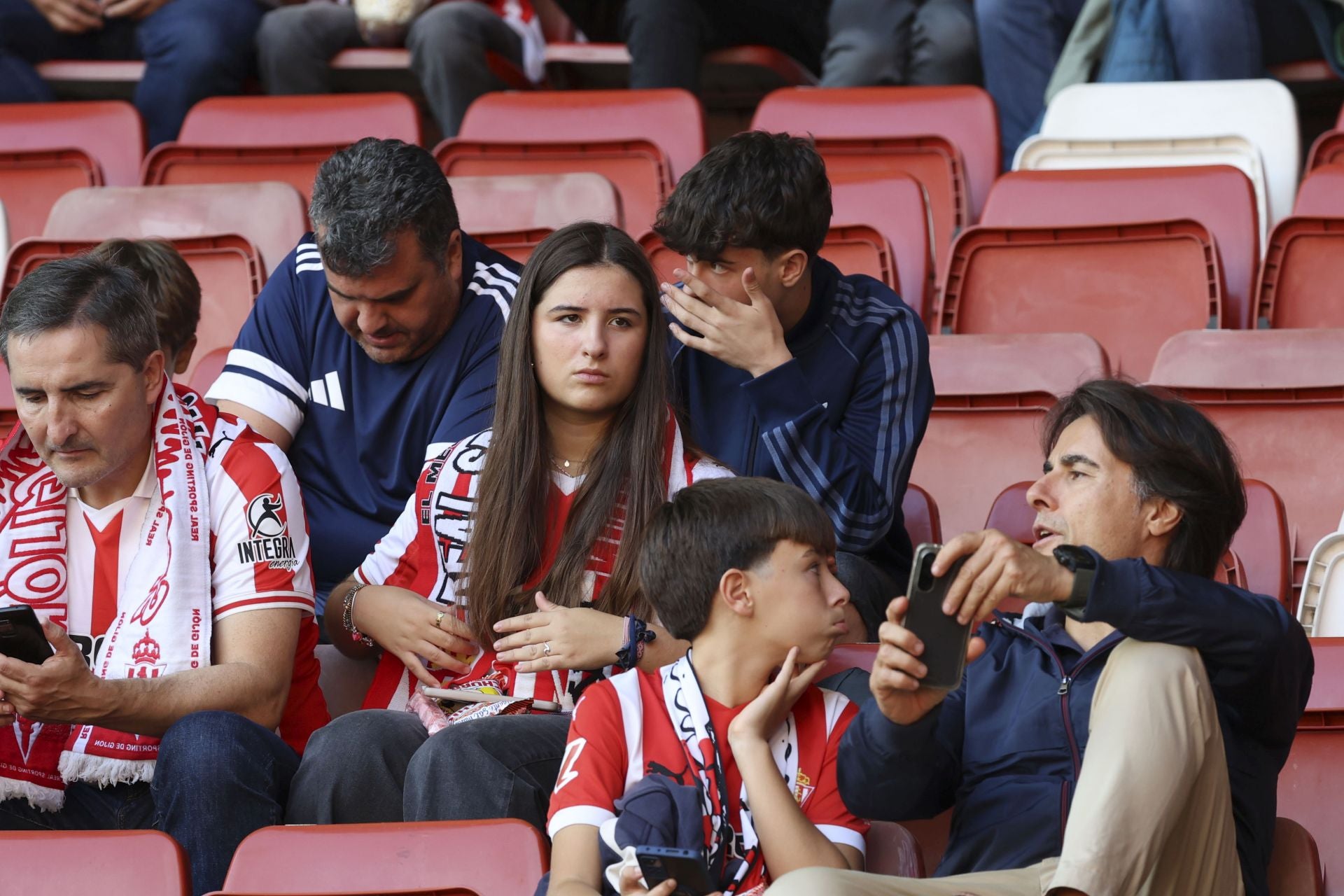 ¿Estuviste este domingo en El Molinón? ¡Búscate entre las fotos del Sporting-Albacete!