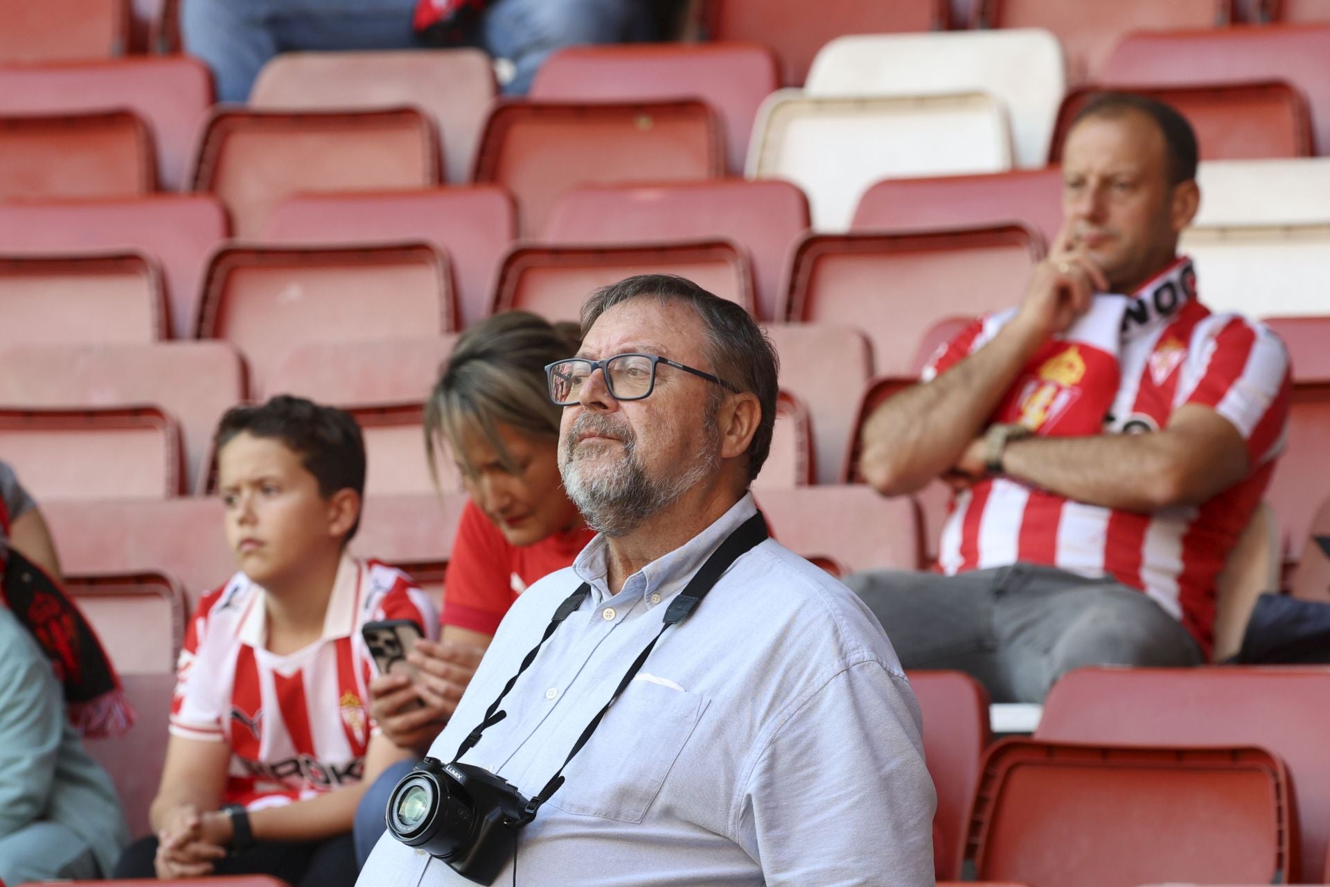 ¿Estuviste este domingo en El Molinón? ¡Búscate entre las fotos del Sporting-Albacete!