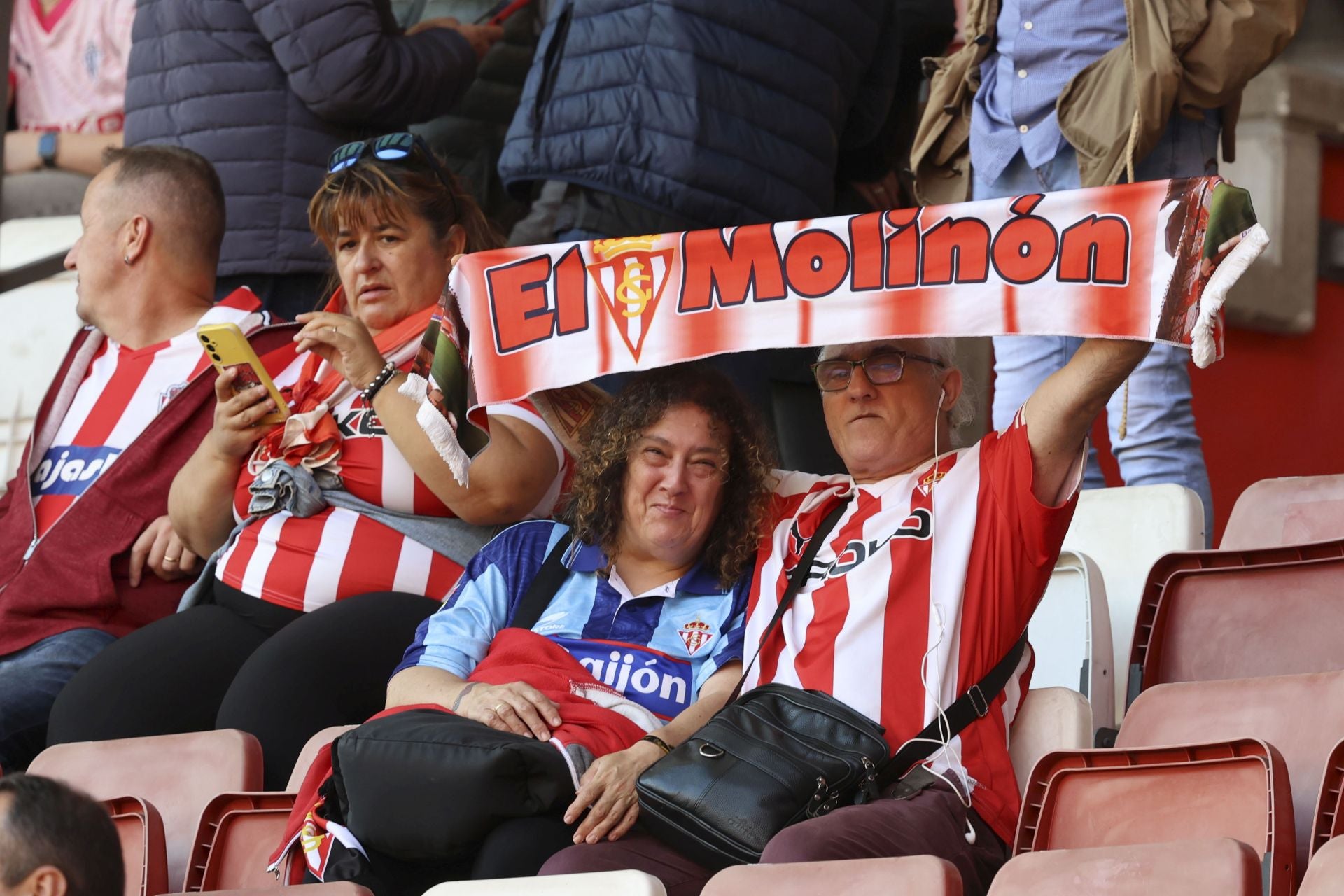 ¿Estuviste este domingo en El Molinón? ¡Búscate entre las fotos del Sporting-Albacete!