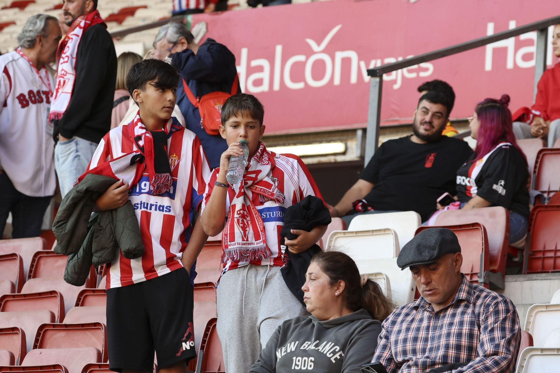 ¿Estuviste este domingo en El Molinón? ¡Búscate entre las fotos del Sporting-Albacete!