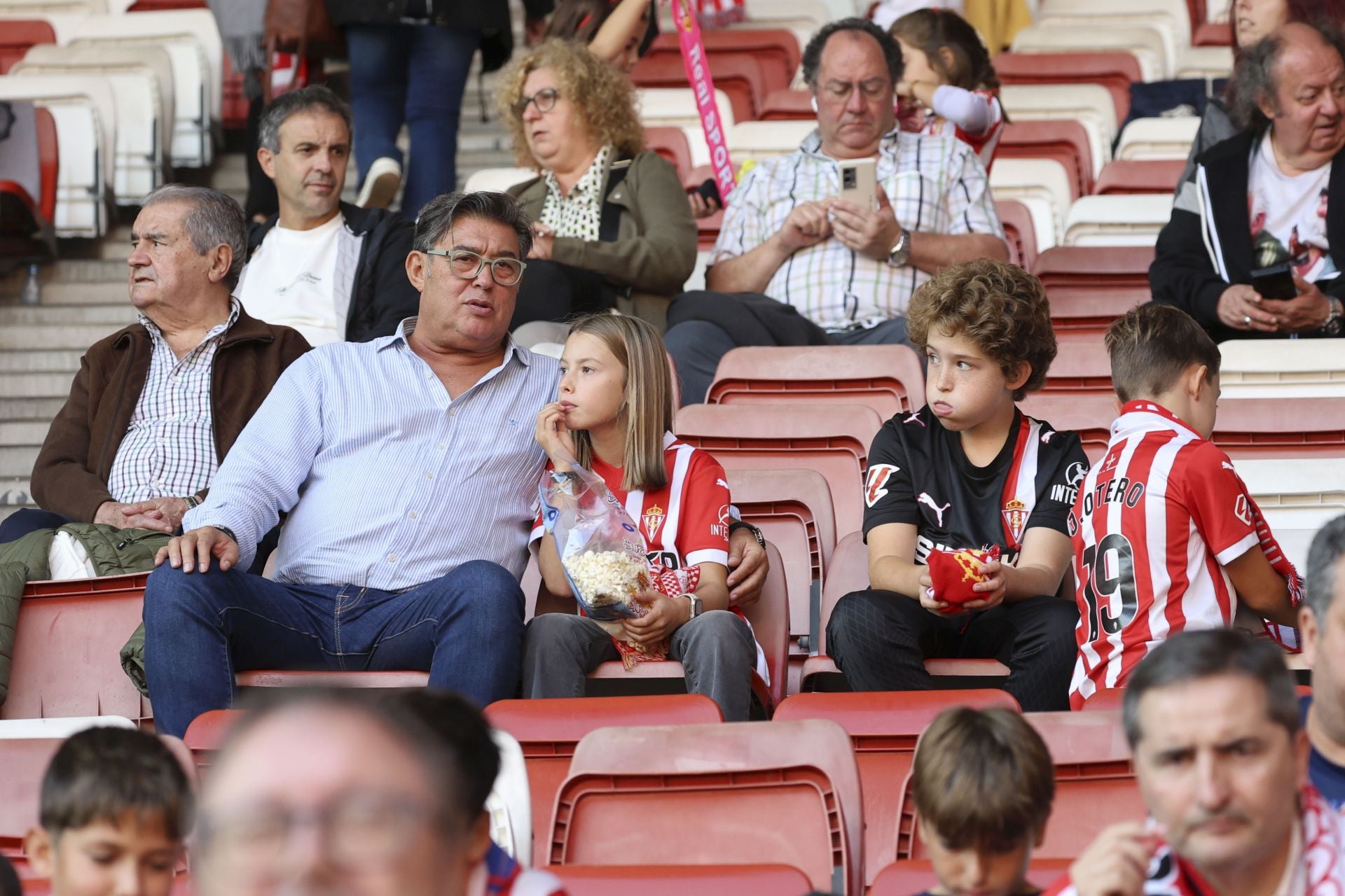 ¿Estuviste este domingo en El Molinón? ¡Búscate entre las fotos del Sporting-Albacete!