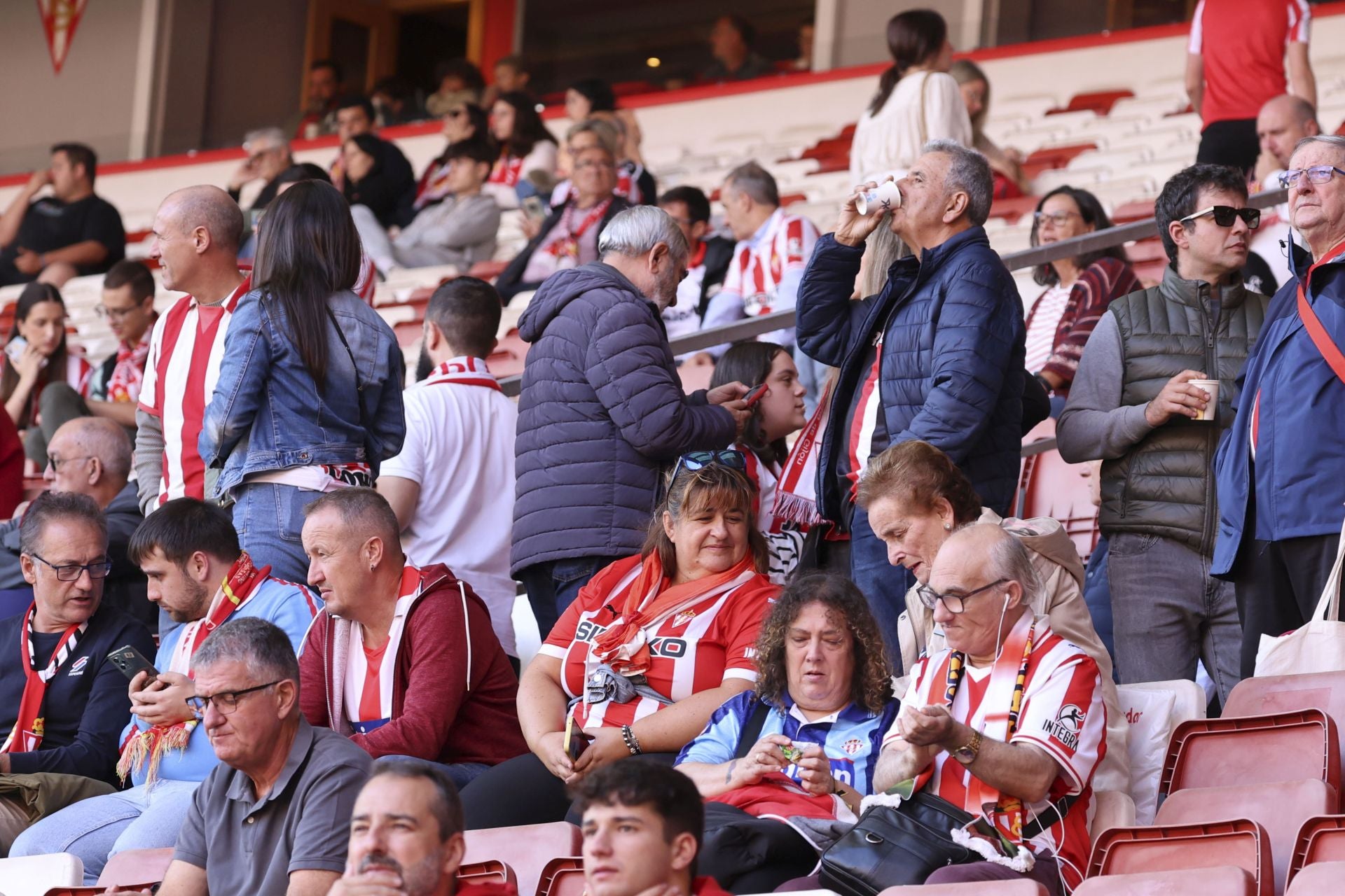 ¿Estuviste este domingo en El Molinón? ¡Búscate entre las fotos del Sporting-Albacete!