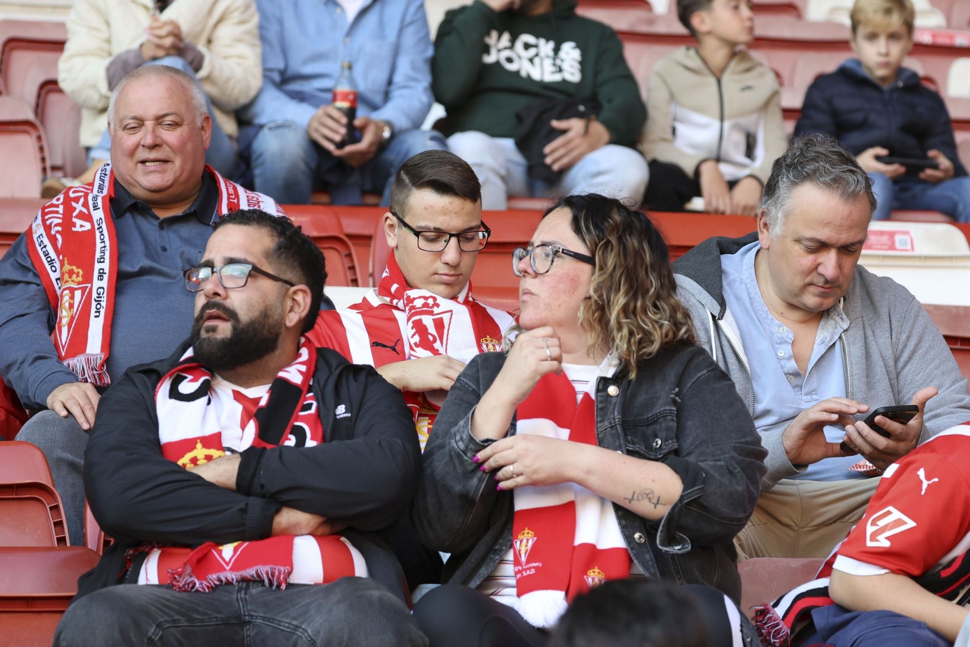 ¿Estuviste este domingo en El Molinón? ¡Búscate entre las fotos del Sporting-Albacete!