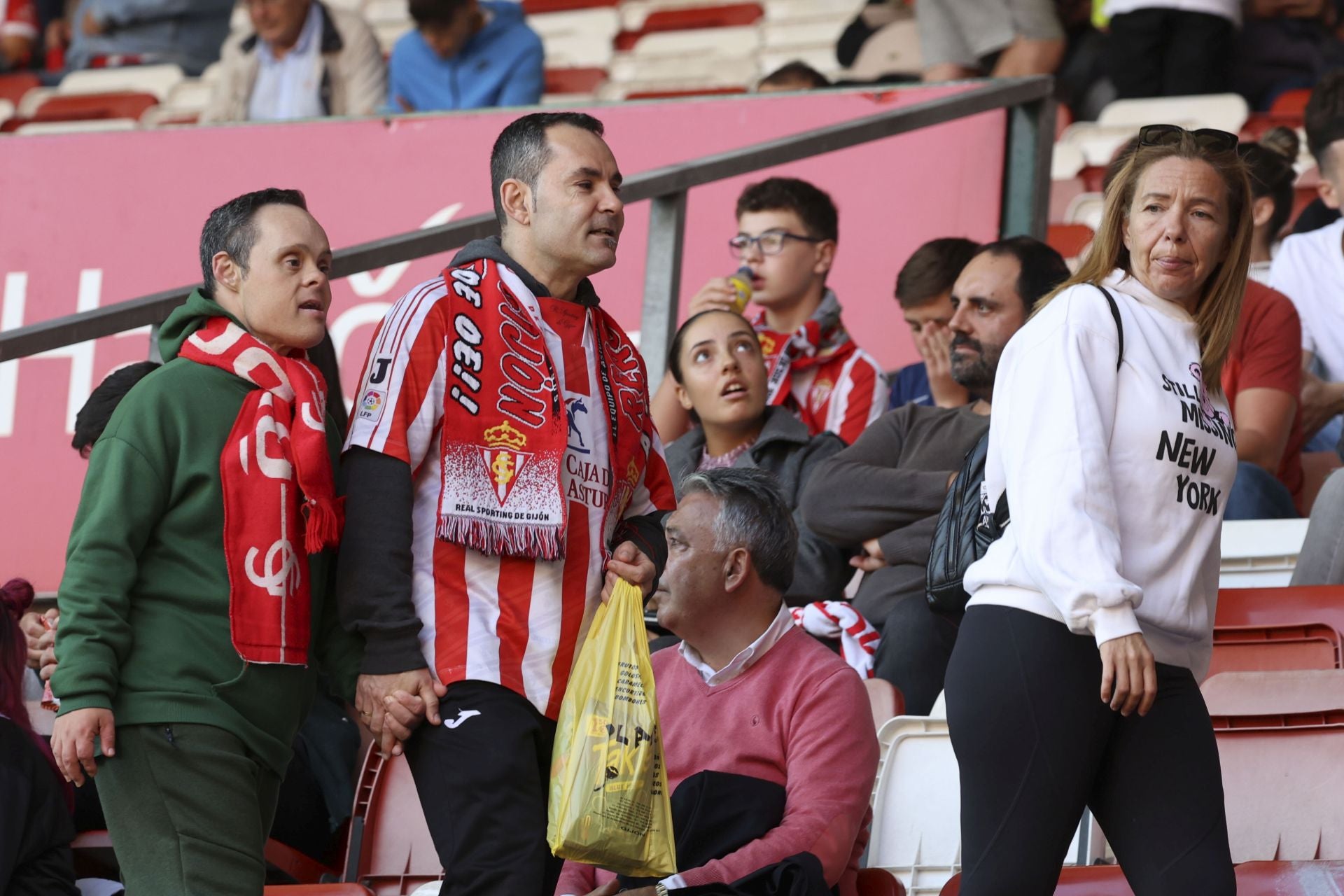 ¿Estuviste este domingo en El Molinón? ¡Búscate entre las fotos del Sporting-Albacete!