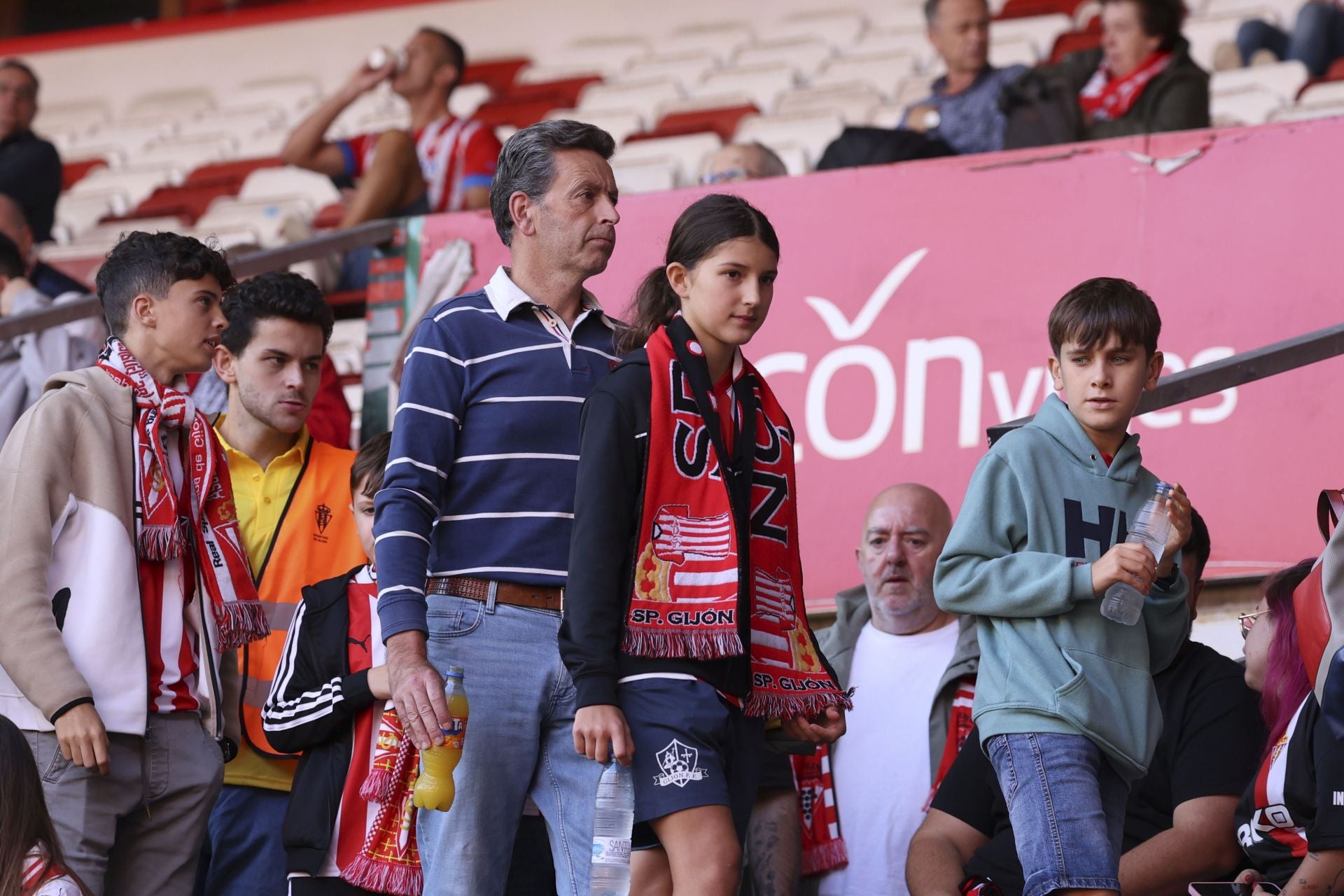 ¿Estuviste este domingo en El Molinón? ¡Búscate entre las fotos del Sporting-Albacete!