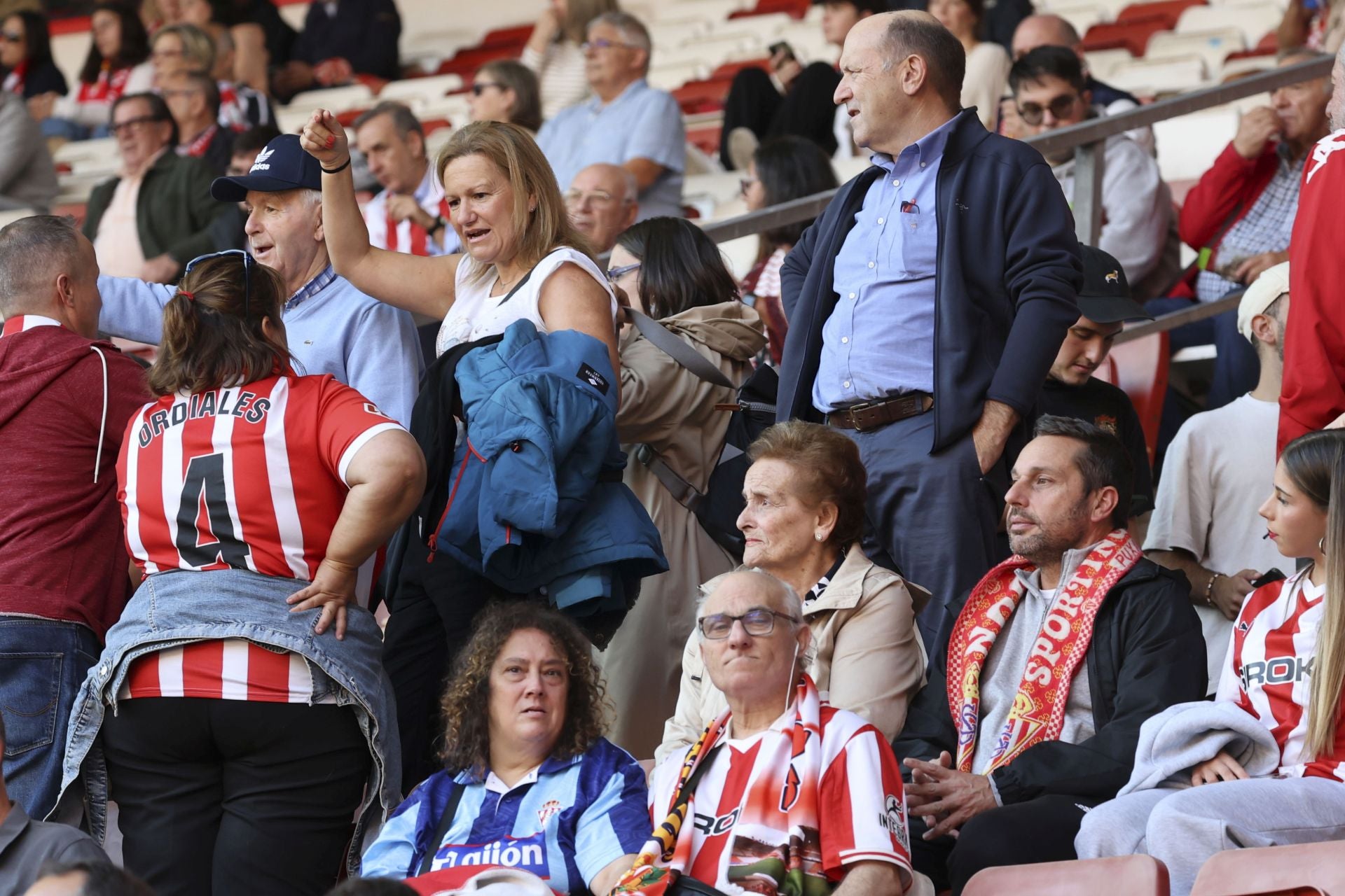 ¿Estuviste este domingo en El Molinón? ¡Búscate entre las fotos del Sporting-Albacete!