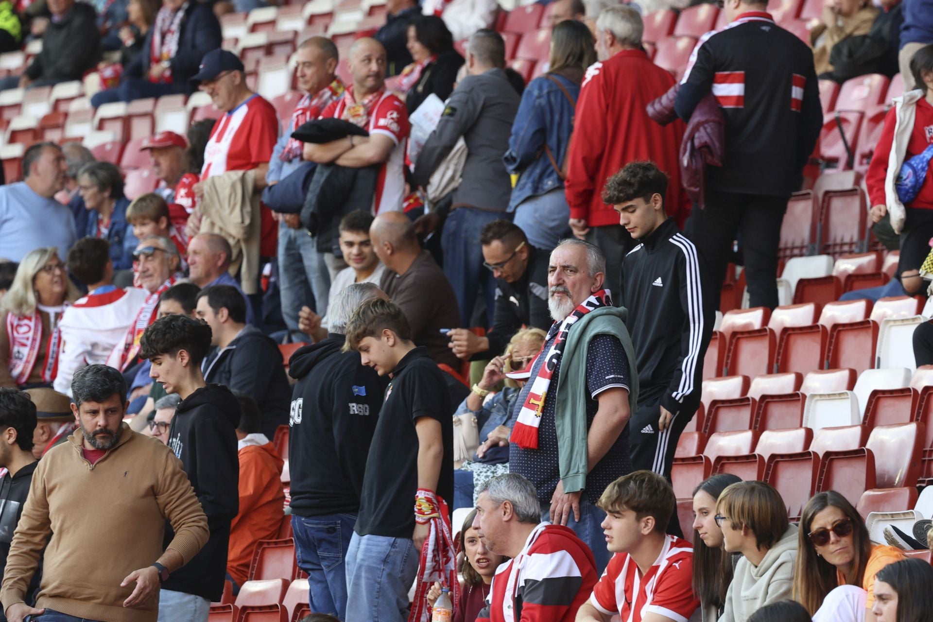 ¿Estuviste este domingo en El Molinón? ¡Búscate entre las fotos del Sporting-Albacete!