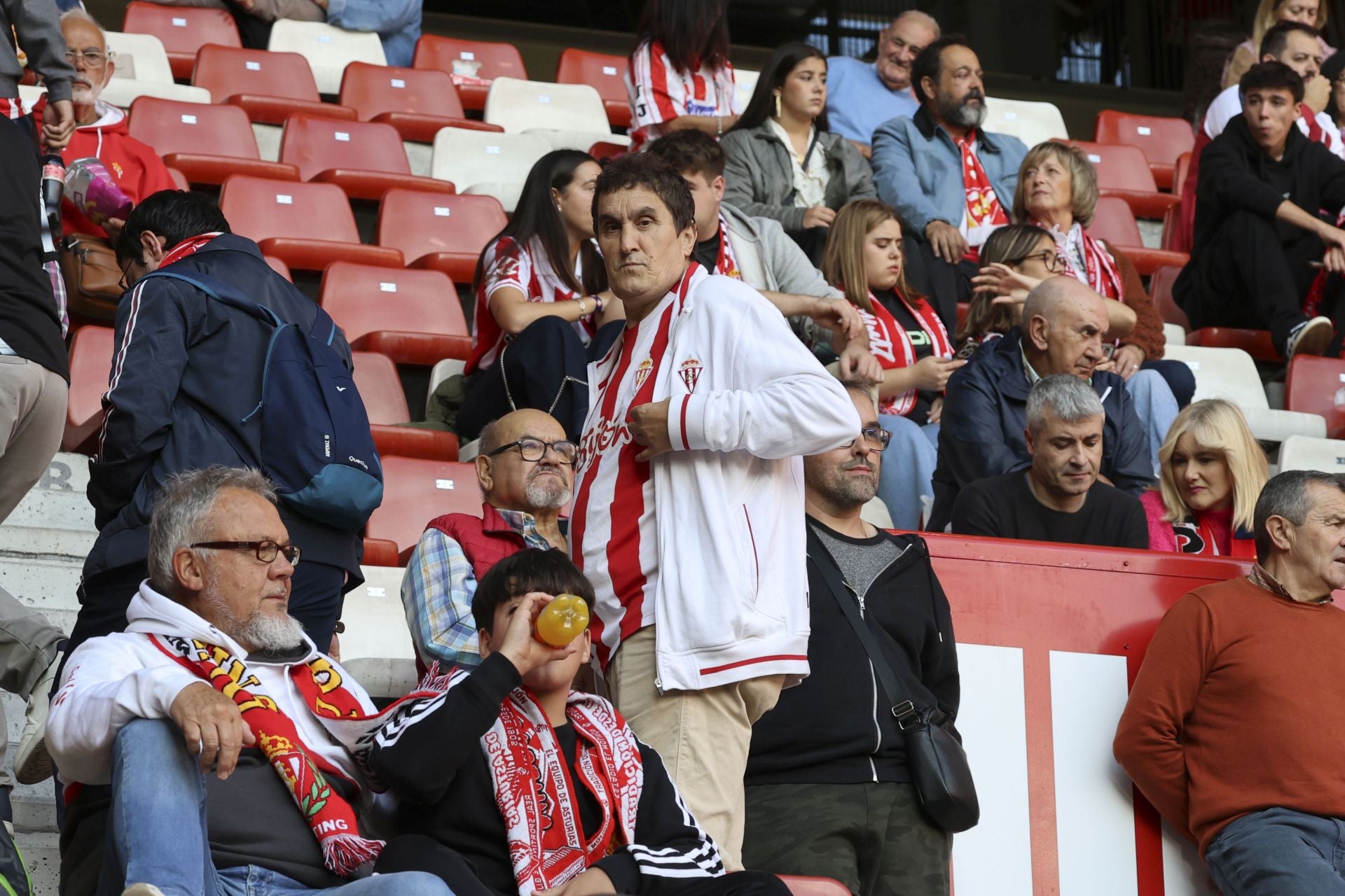 ¿Estuviste este domingo en El Molinón? ¡Búscate entre las fotos del Sporting-Albacete!