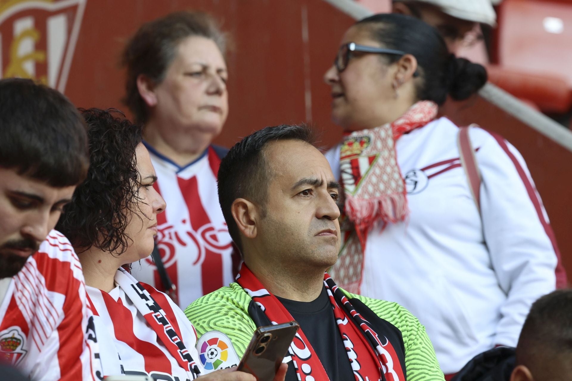 ¿Estuviste este domingo en El Molinón? ¡Búscate entre las fotos del Sporting-Albacete!