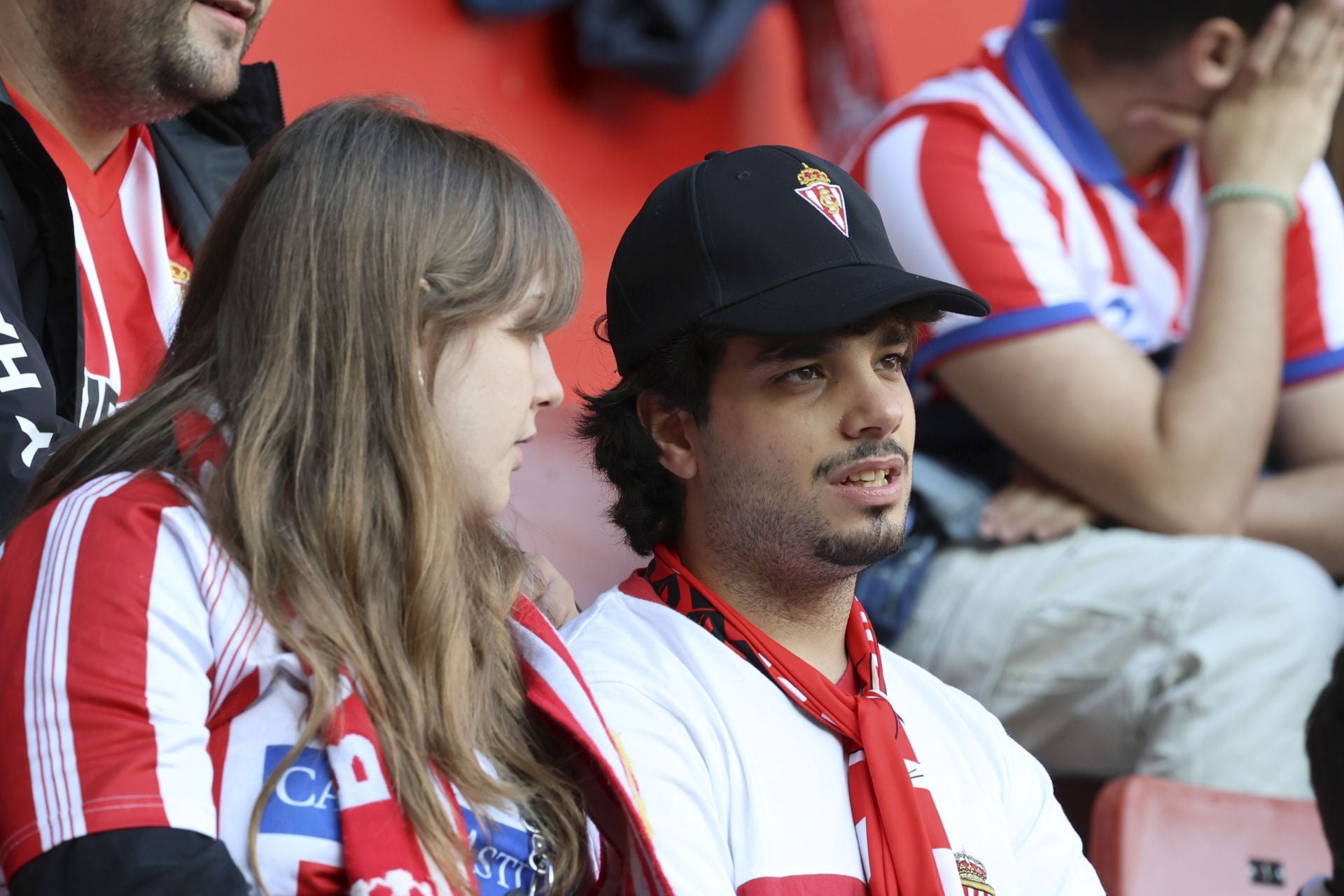 ¿Estuviste este domingo en El Molinón? ¡Búscate entre las fotos del Sporting-Albacete!