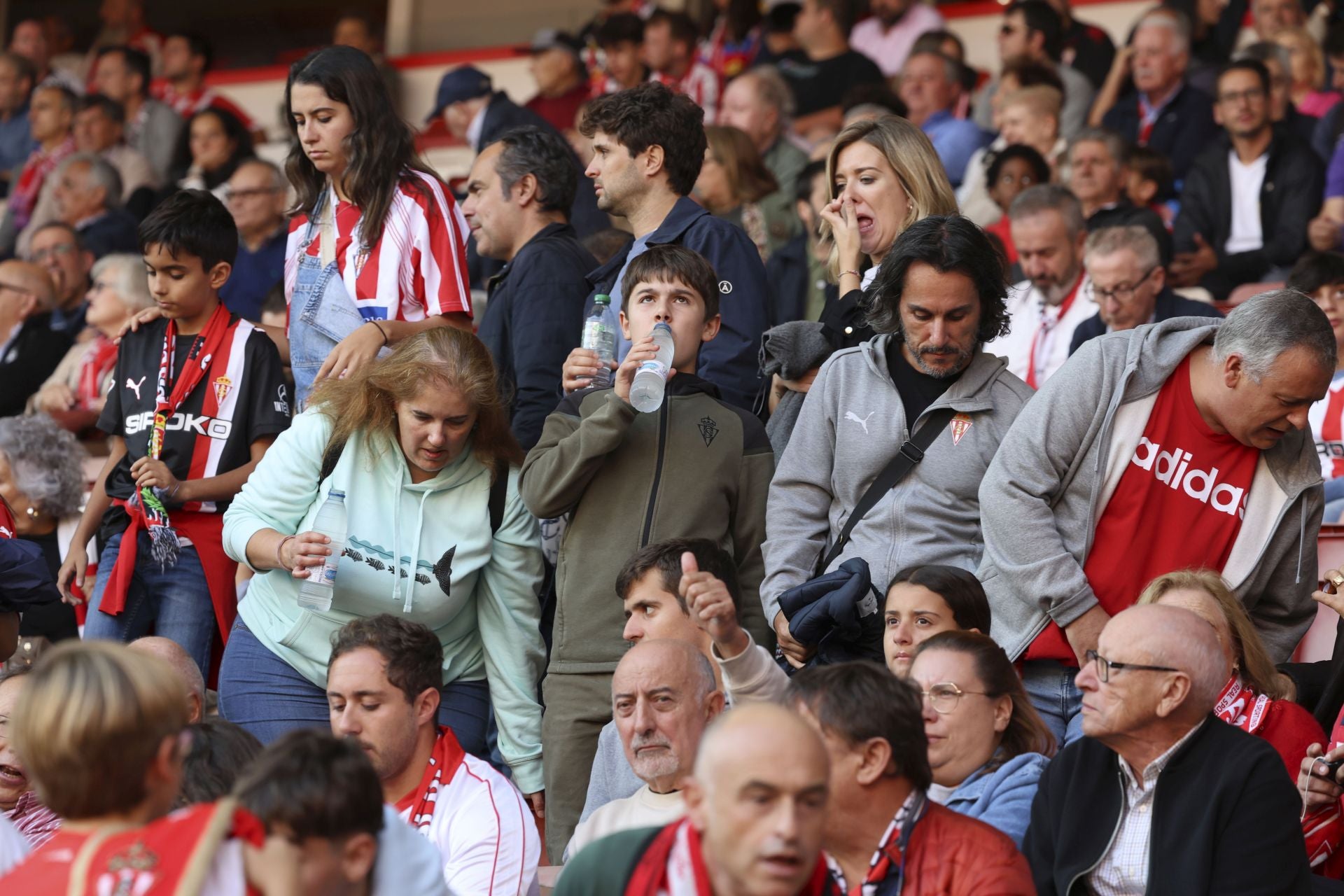 ¿Estuviste este domingo en El Molinón? ¡Búscate entre las fotos del Sporting-Albacete!