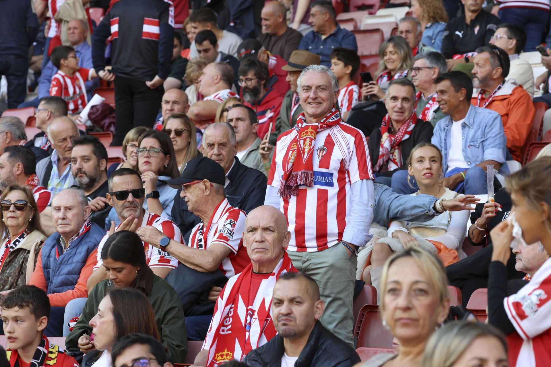 ¿Estuviste este domingo en El Molinón? ¡Búscate entre las fotos del Sporting-Albacete!