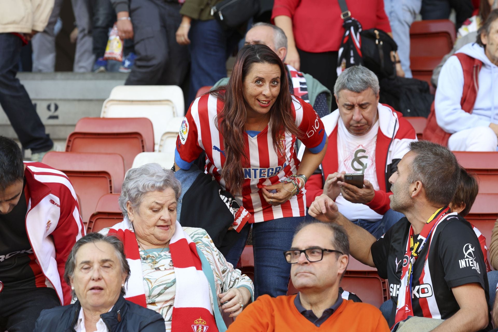 ¿Estuviste este domingo en El Molinón? ¡Búscate entre las fotos del Sporting-Albacete!