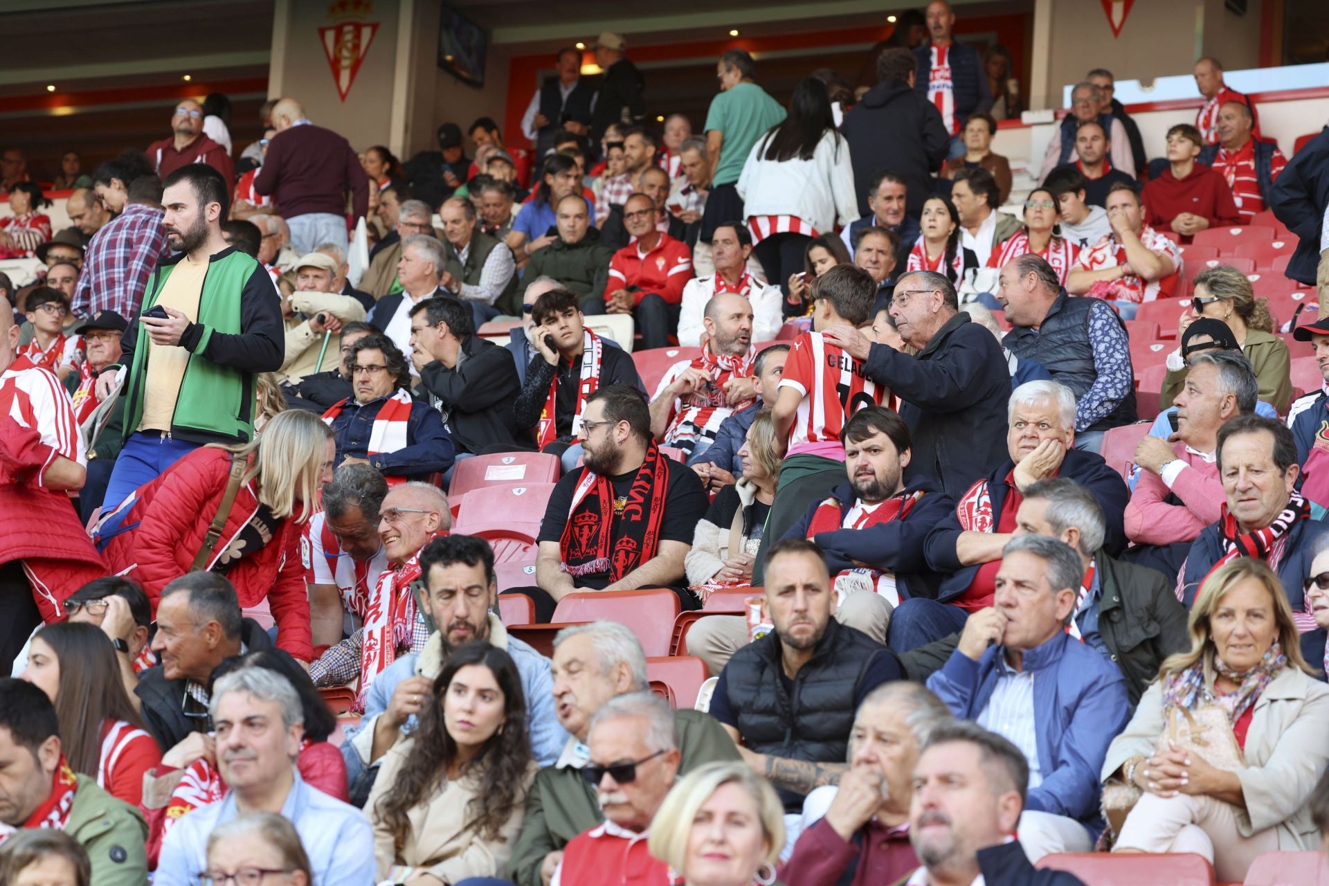 ¿Estuviste este domingo en El Molinón? ¡Búscate entre las fotos del Sporting-Albacete!