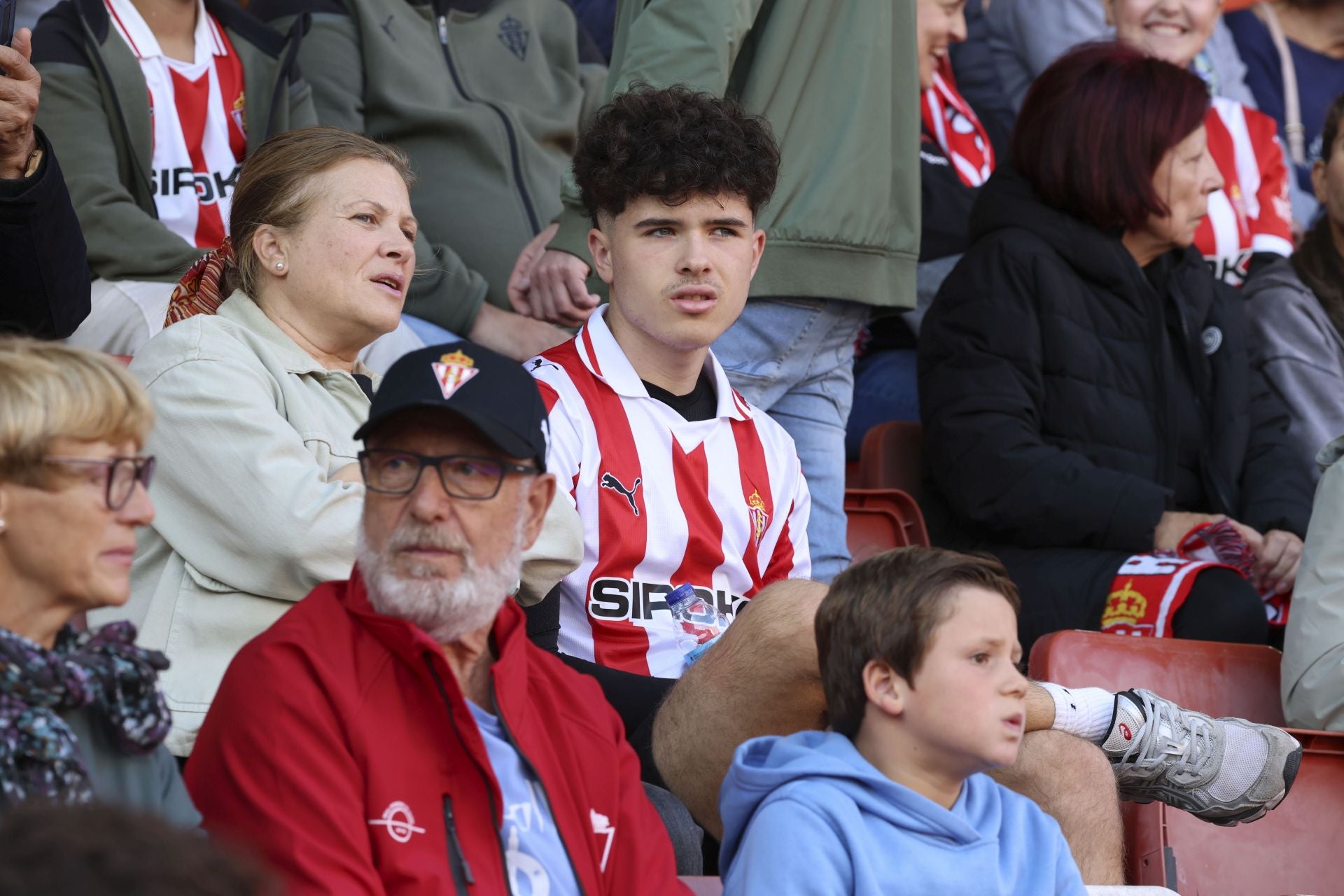 ¿Estuviste este domingo en El Molinón? ¡Búscate entre las fotos del Sporting-Albacete!