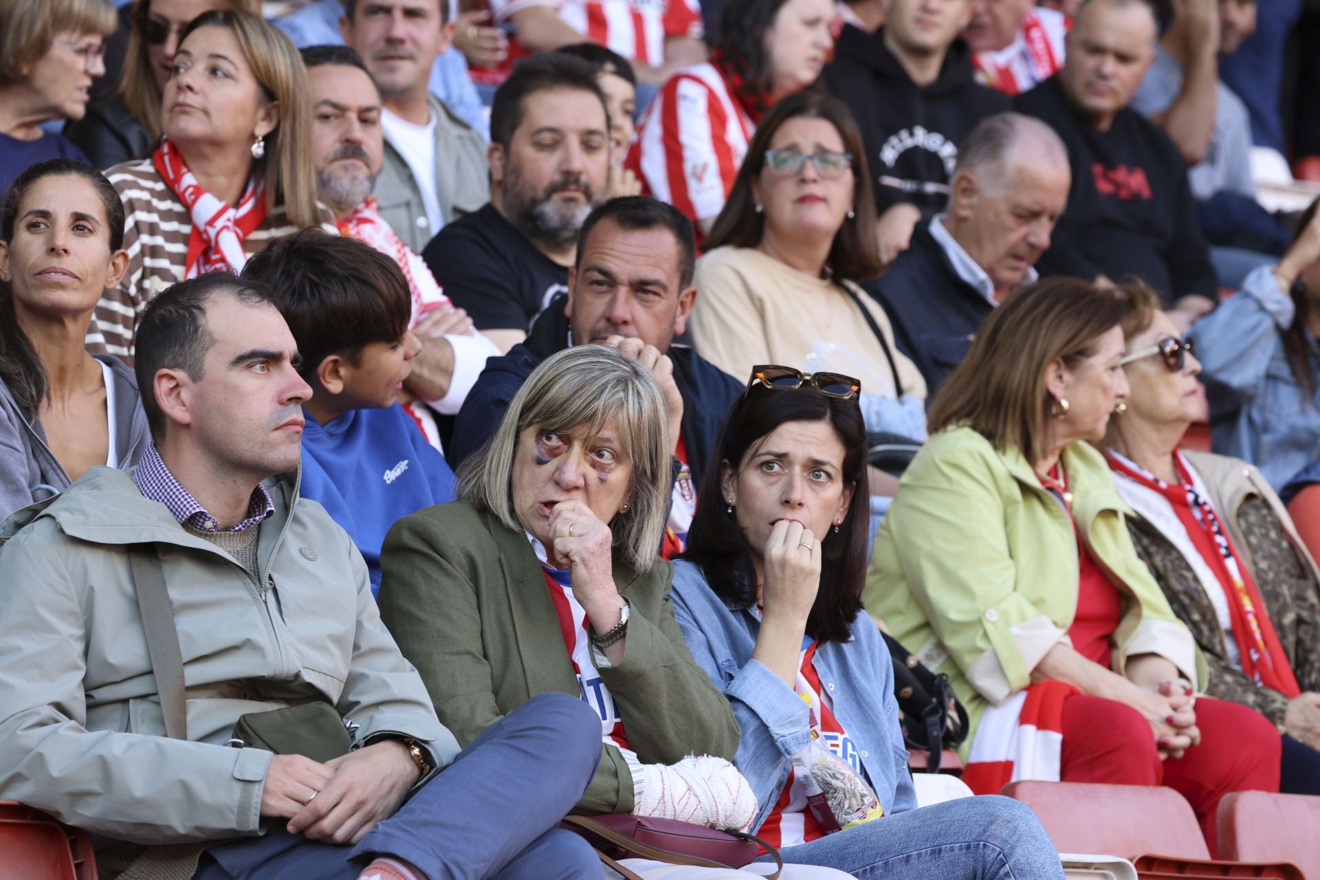 ¿Estuviste este domingo en El Molinón? ¡Búscate entre las fotos del Sporting-Albacete!