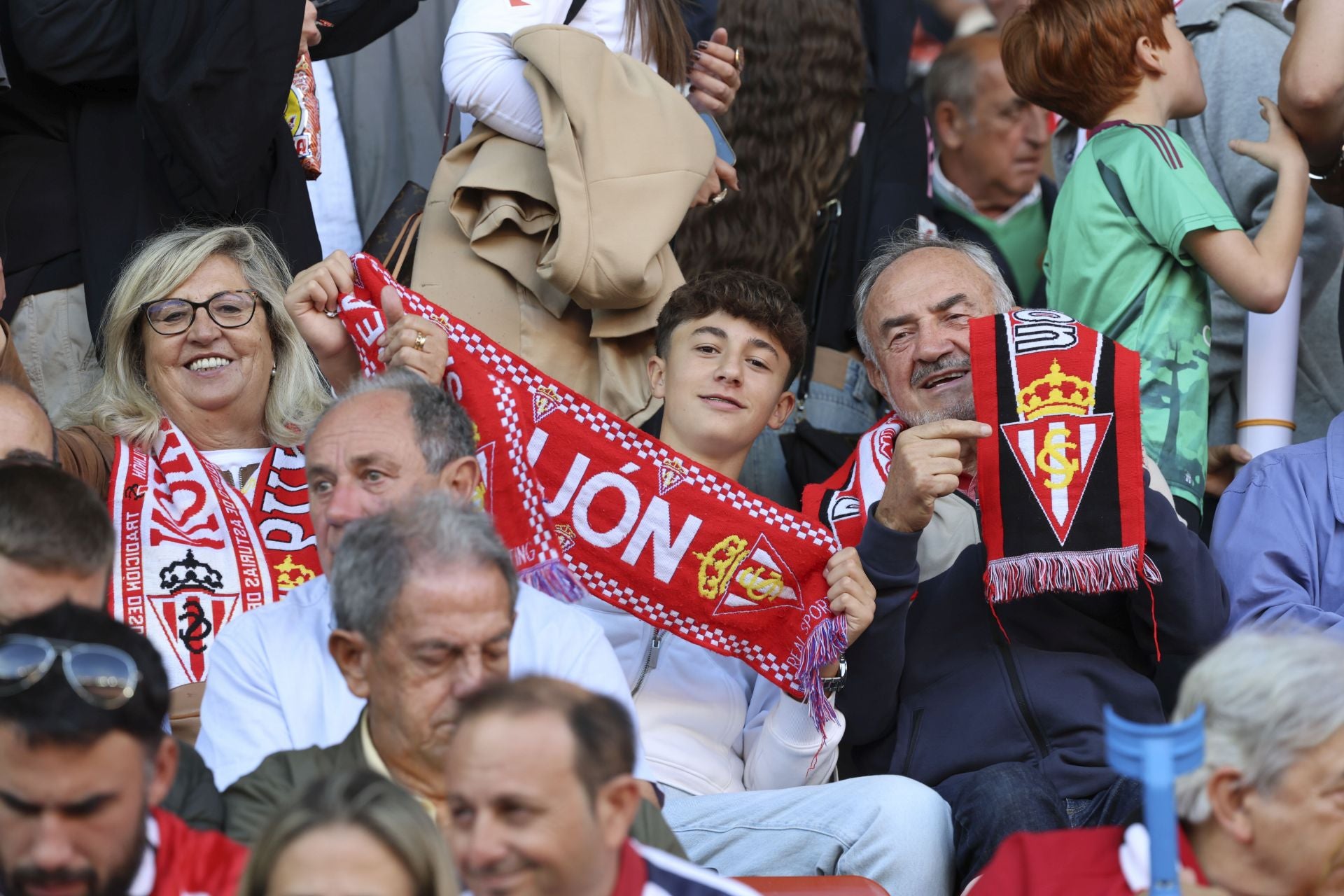 ¿Estuviste este domingo en El Molinón? ¡Búscate entre las fotos del Sporting-Albacete!