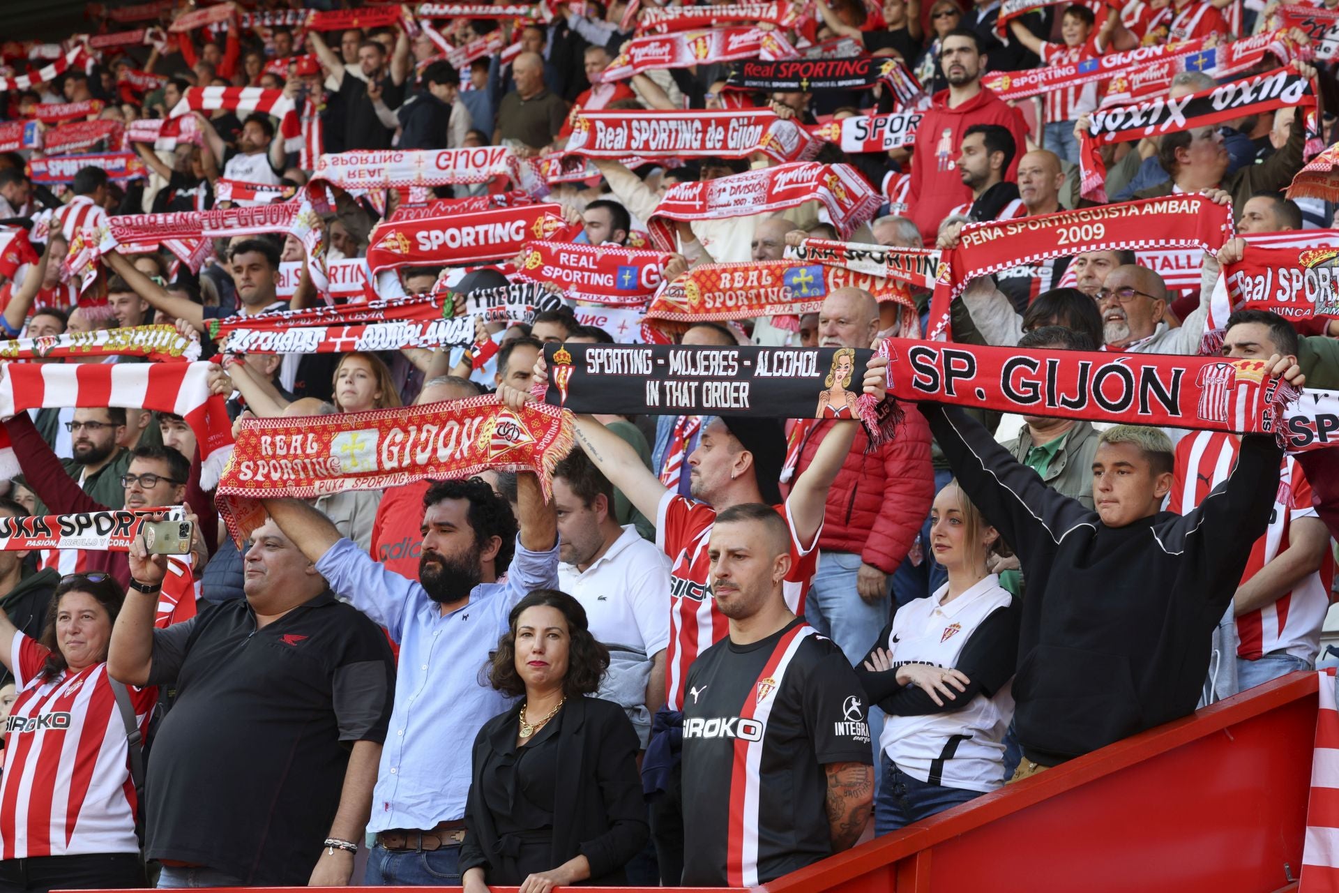 ¿Estuviste este domingo en El Molinón? ¡Búscate entre las fotos del Sporting-Albacete!