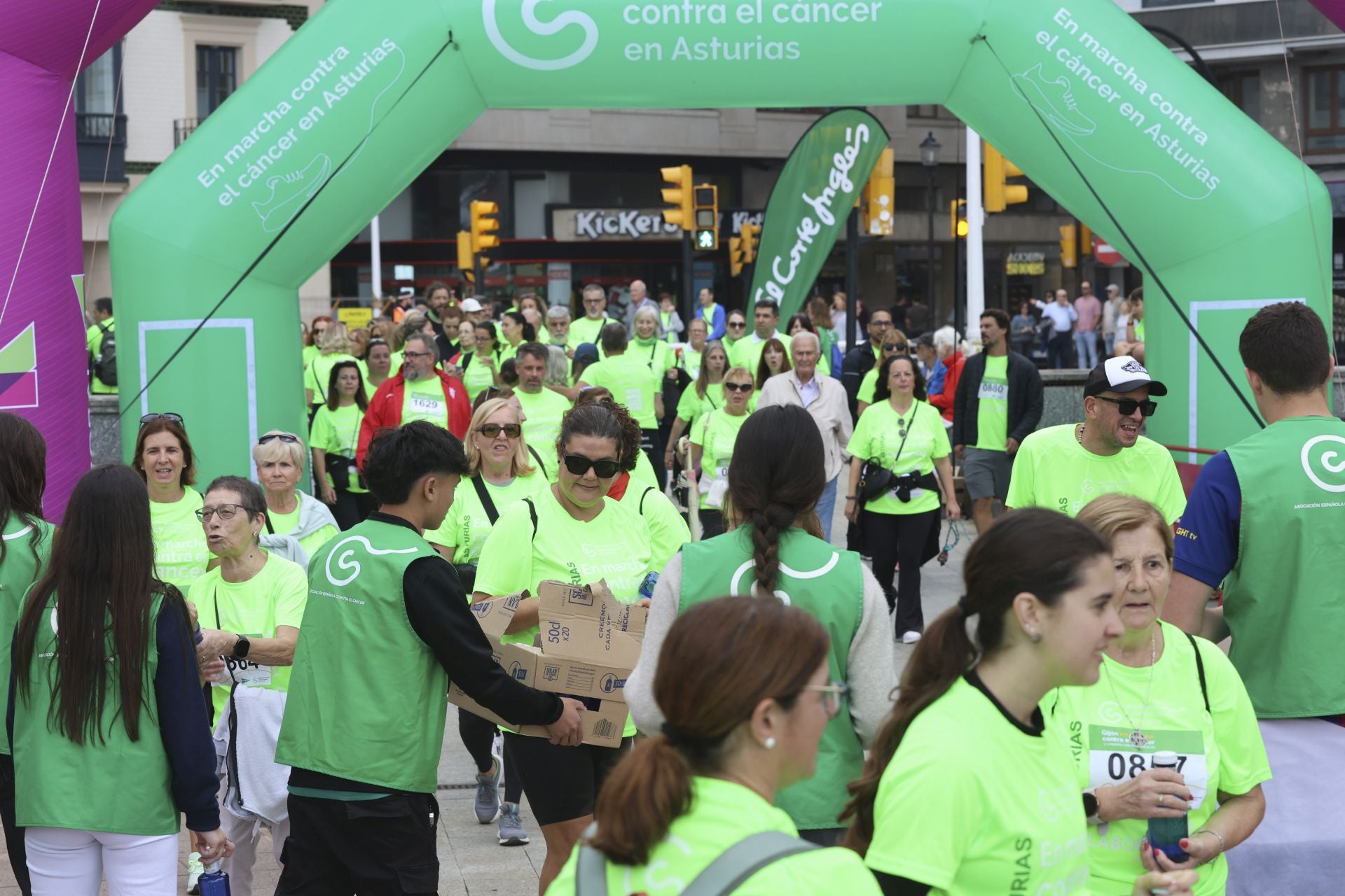 Un marea verde de 2.000 corazones solidarios marcha en Gijón contra el cáncer