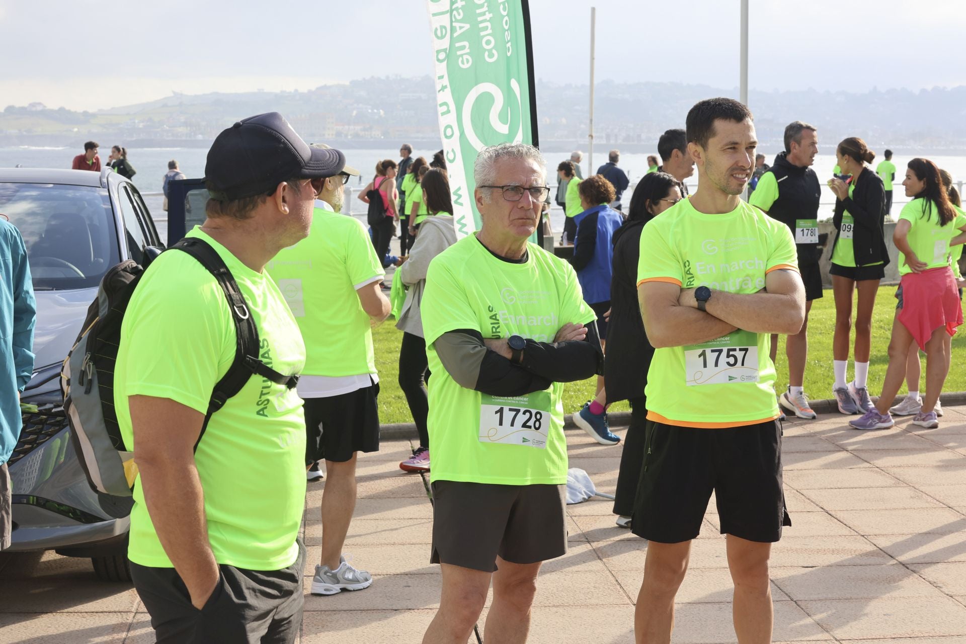 Un marea verde de 2.000 corazones solidarios marcha en Gijón contra el cáncer
