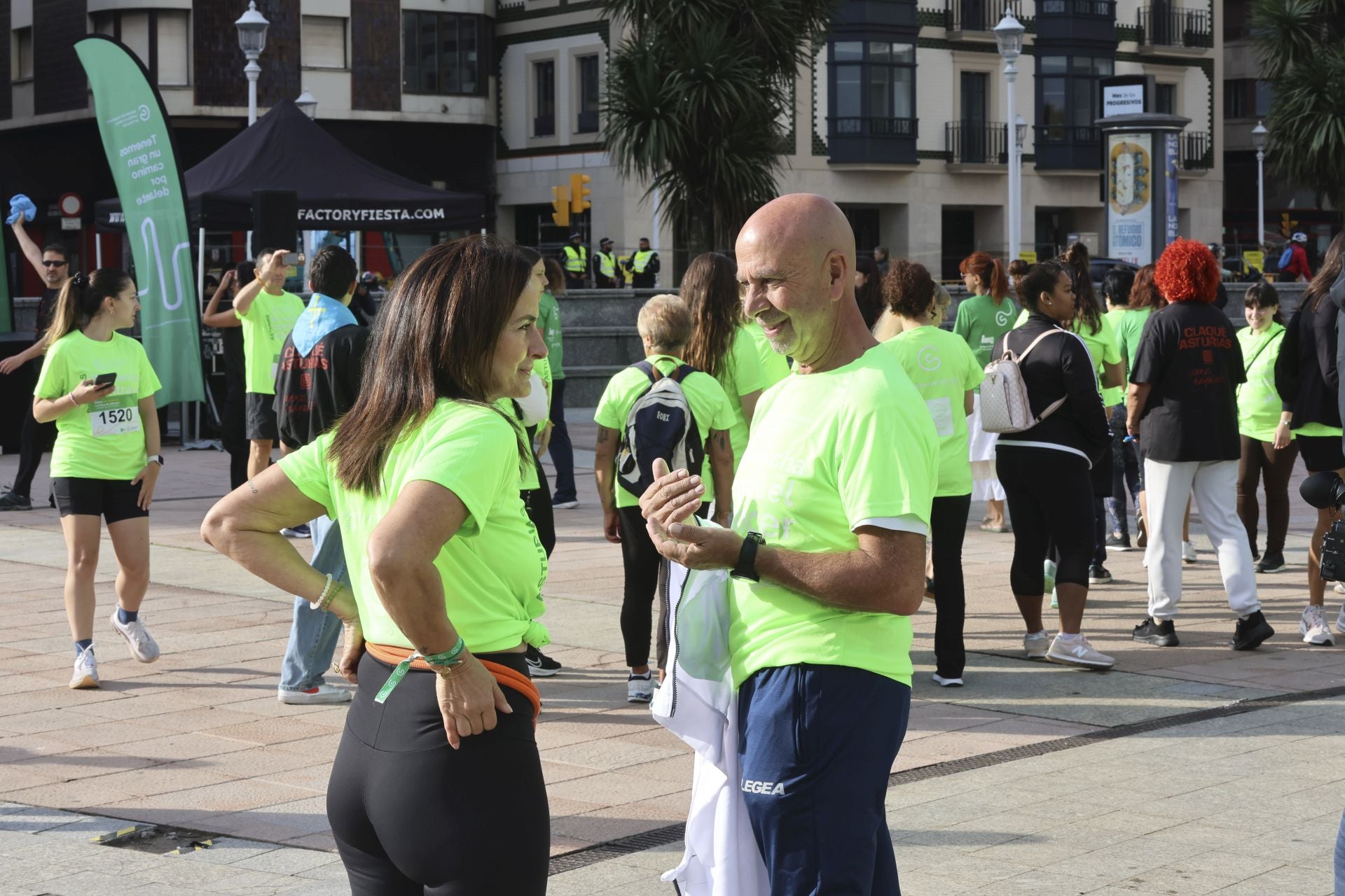 Un marea verde de 2.000 corazones solidarios marcha en Gijón contra el cáncer