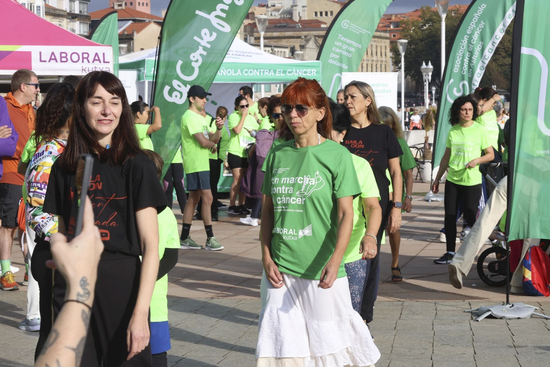 Un marea verde de 2.000 corazones solidarios marcha en Gijón contra el cáncer