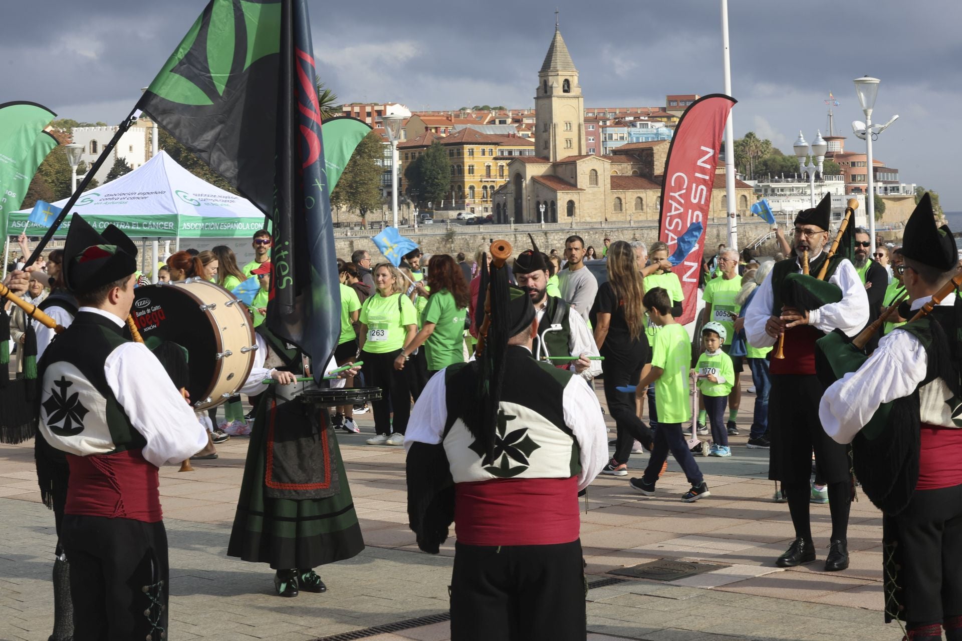 Un marea verde de 2.000 corazones solidarios marcha en Gijón contra el cáncer