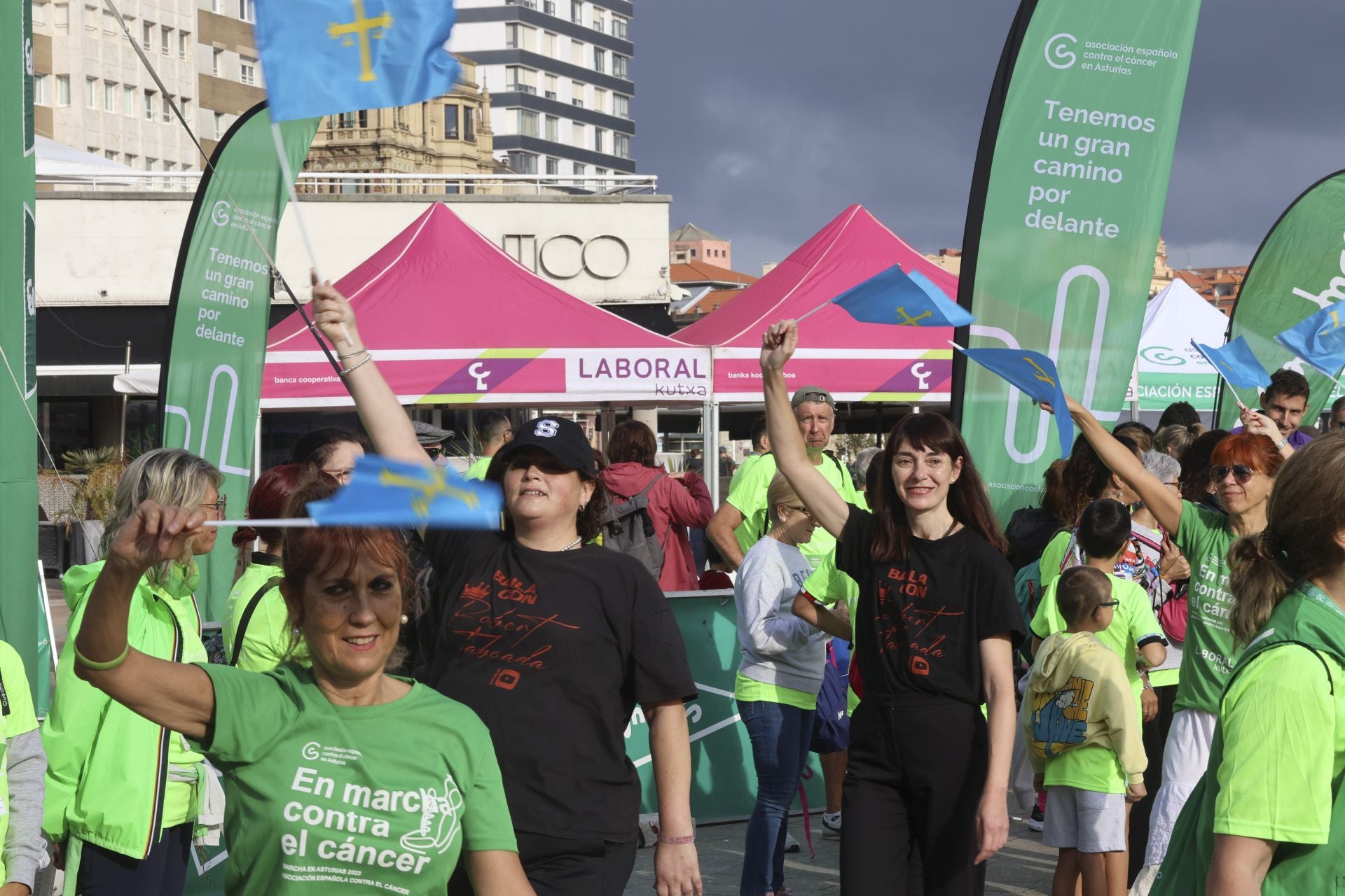 Un marea verde de 2.000 corazones solidarios marcha en Gijón contra el cáncer